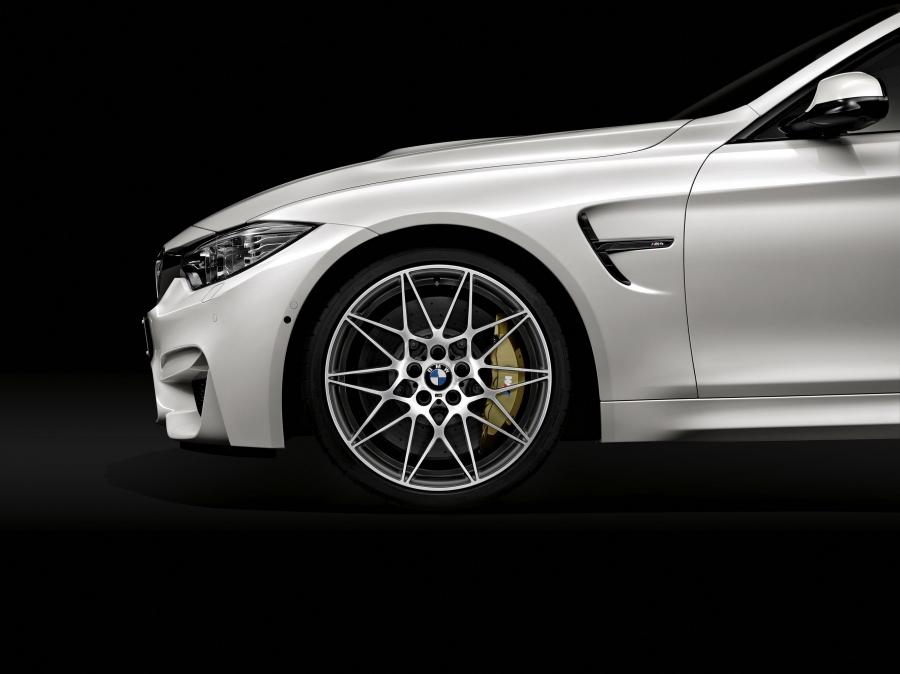 Детали экстерьера BMW M4 Coupe Competition Package 2016 года  (фото 27 из 29)